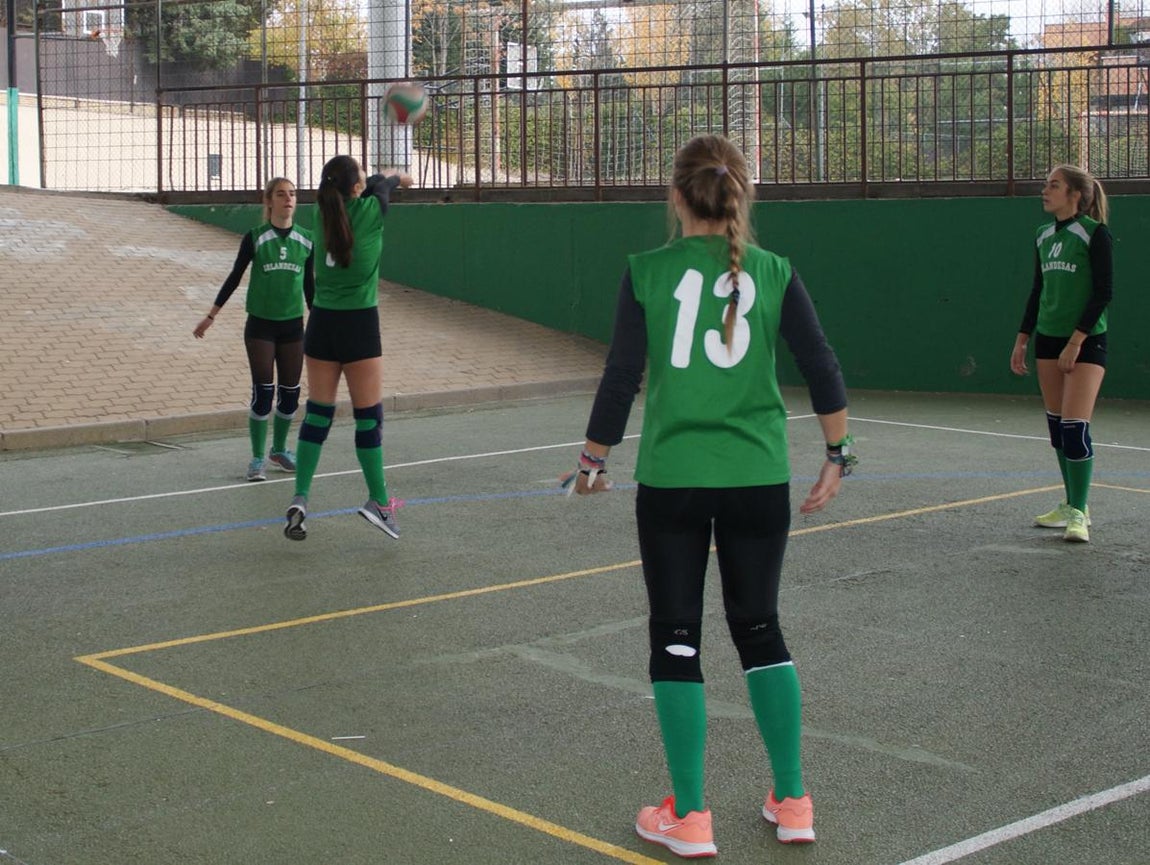 Las mejores imágenes del partido de voleibol juvenil femenino entre BVM Irlandesas y Valdefuentes
