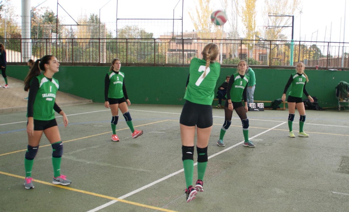 Las mejores imágenes del partido de voleibol juvenil femenino entre BVM Irlandesas y Valdefuentes