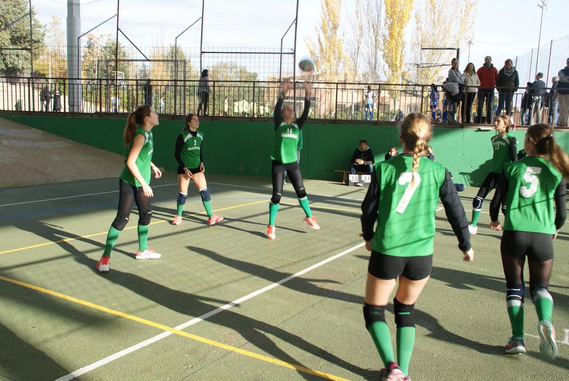 Las mejores imágenes del partido de voleibol juvenil femenino entre BVM Irlandesas y Valdefuentes