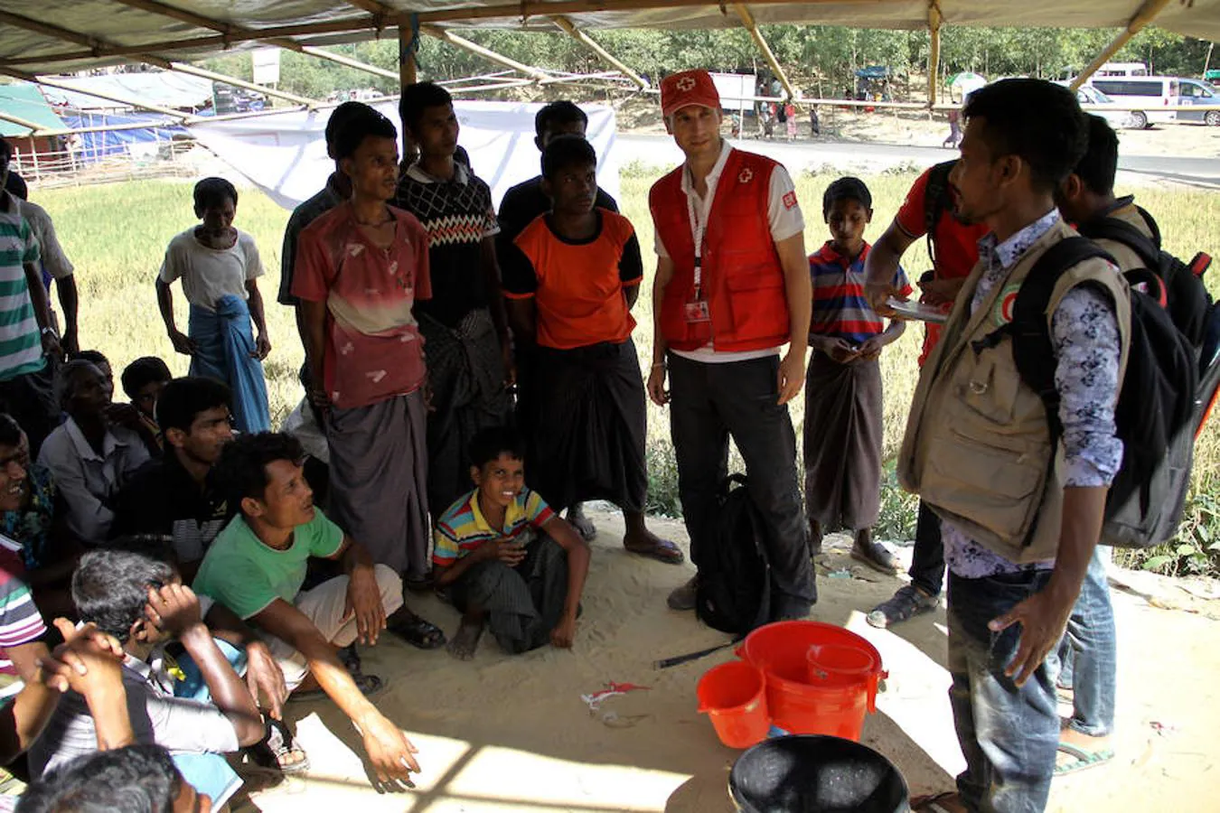 Óscar Meseguer, jefe de saneamiento de la Cruz Roja Española, da consejos de higiene y sanidad a los refugiados rohingyas en el campo de Moinnerghona para evitar enfermedades. 