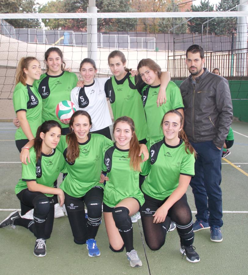 Las mejores imágenes del partido de voleibol juvenil femenino entre BVM Irlandesas y Valdefuentes