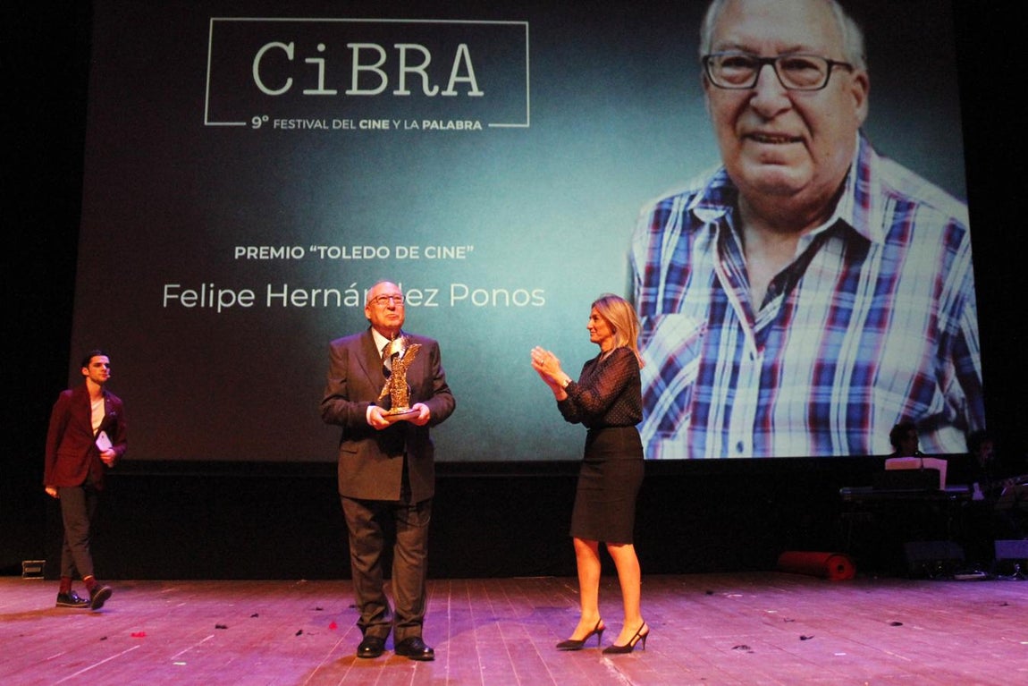 Felipe Hernández Ponos, con su galardón. 