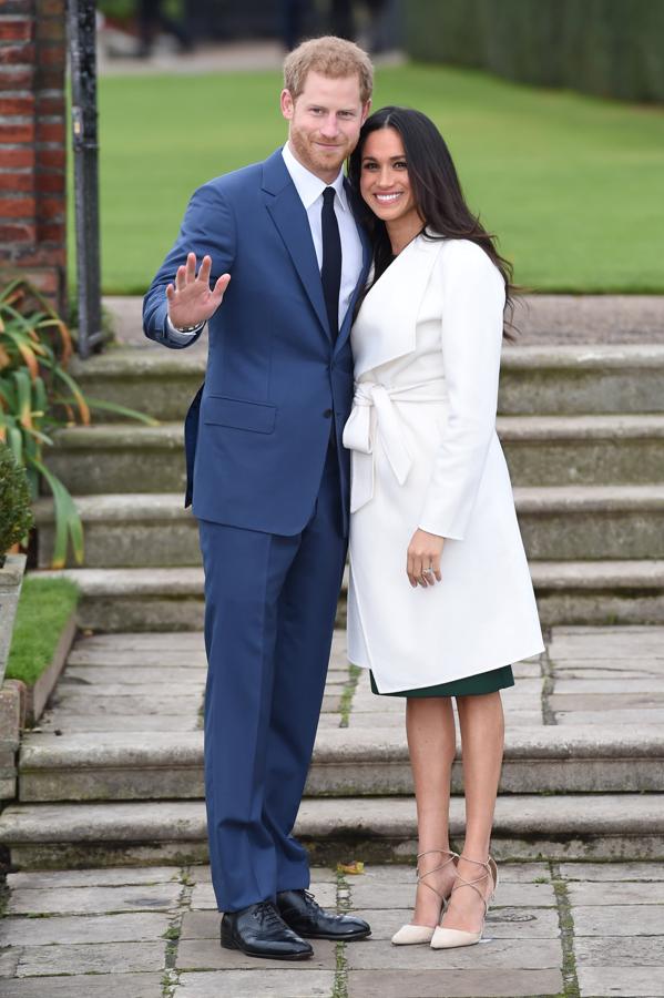 Unas horas después del feliz anuncio, la pareja hizo su primer posado en el Jardín Blanco de Kensington Palace, dedicado a la memoria de Diana de Gales. 