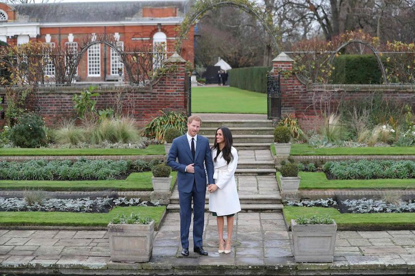El Príncipe Enrique y Meghan Markle, en los jardines del Kensington Palace –al oeste de Londres– han anunciado su boda.. 
