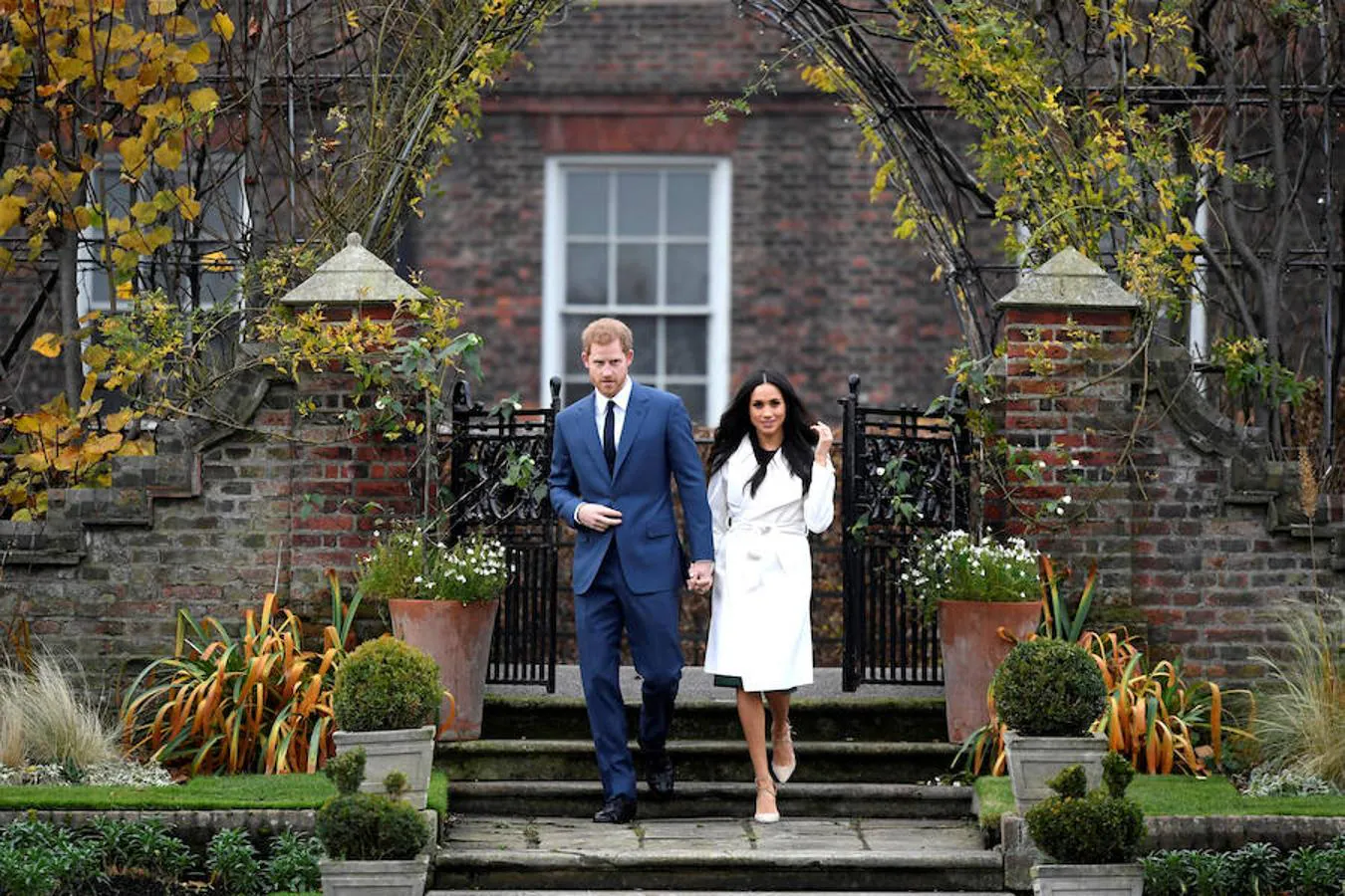 El Príncipe Enrique y Meghan Markle, en los jardines del Kensington Palace –al oeste de Londres– han anunciado su boda.. 