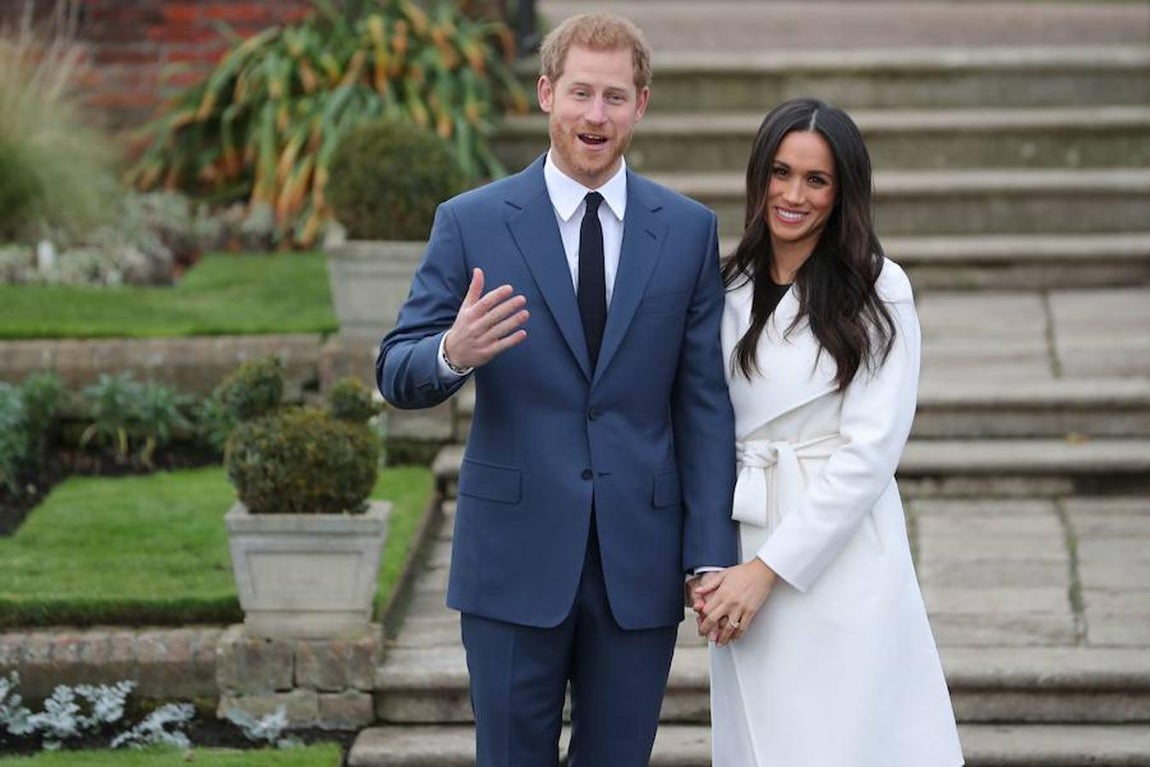 El Príncipe Enrique y Meghan Markle, en los jardines del Kensington Palace –al oeste de Londres– han anunciado su boda.. 