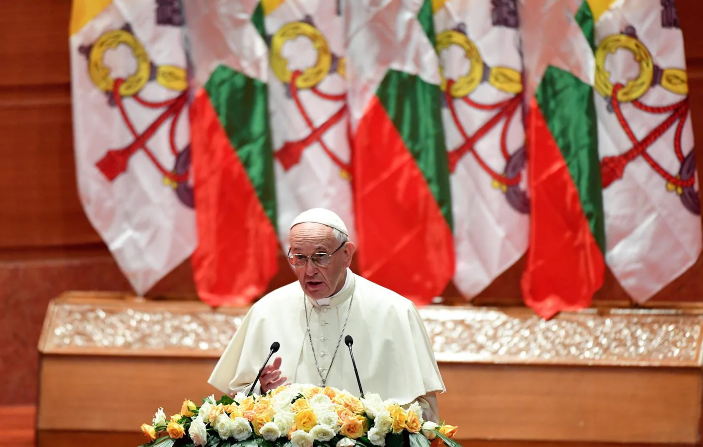 El papa Francisco da un discurso mientras mantiene un encuentro con responsables, dignatarios de los cuerpos diplomáticos y miembros de la sociedad civil. 