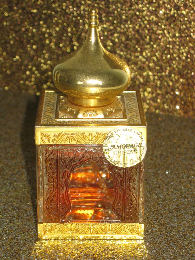 Amouage Cristal Gold. Se conoce oficiosamente a la casa como «El tesoro de Omán», pero el nombre de la firma es una transliteración al francés de la palabra árabe «amwaj» (olas). Las notas de sus fragancias son de lo más lujosas, pero la firma ofrece a sus clientes de gustos más sibaritas la opción de recibir el producto en un frasco de oro macizo cuyo precio supera los 5.000 euros. Los perfumes de la marca fabrican sus esencias a mano y no tiene alcohol, salvo Gold, creado con el fin de aunar los exóticos lujos de oriente con la tradición perfumista francesa. Su ingrediente más preciado son las lágrimas de incienso plata de Dhofar (aceite de olibano), un exquisito ingrediente con propiedades muy beneficiosas para la piel y un aroma fresco muy particular. La jara, la rosa damascena y el sándalo dotan al perfume de exotismo y de raíces. El envase fue diseñado por la firma de joyeros Asprey de Londres, que eligió la cúpula ojival típica de Oriente para vestir la esencia femenina, mientras que, para adornar la masculina eligió un Khanjar, la daga tradicional de los hombres de Omán