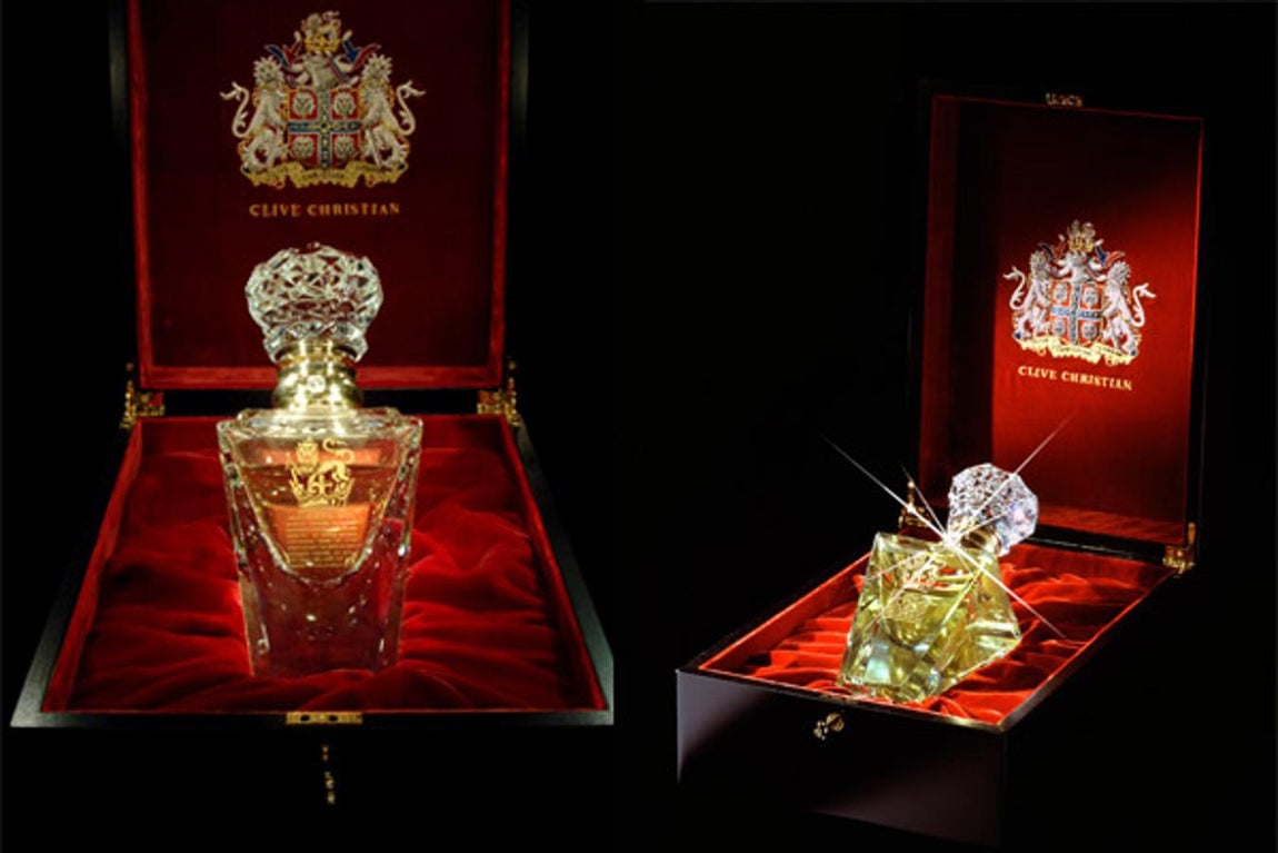 Imperial Majesty Edition. El histórico perfume fue creado a petición de la reina Victoria de Inglaterra en 1872, su precio ronda hoy los 195.000 euros, pero es un lujo histórico. Fue elegido por las damas de primera clase del Titanic porque se consideraba una joya, existió incluso la moda de lucirlo en el escote de los vestidos. Clive Christian concentra las mejores esencias, es el estatus hecho olor. Por eso se produce en ediciones extremadamente limitadas: mil unidades para hombre y otras mil para mujer al año. La fragancia masculina lleva ambar y sándalo de la India; la femenina, por otro lado, mezcla las notas frescas del Ylan Ylang y de las rosas con la dulzura de las cerezas y la vainilla de Tahití. Esta firma contó con una edición especial diseñada por el 60 aniversario de reinado de Isabel II que está registrada en el Libro Guiness de los récords como la más cara de la historia. Huele a canela italiana rosada (se requieren 170 flores para conseguir una gota de aceite) además de el más caro, es el más exclusivo: sólo se han fabricado 500 unidades, 250 en su versión para hombre y otras 250 para mujer. En la boda del príncipe Guillermo de Inglaterra con Kate Middletton, la casa regaló una unidad del perfume a cada uno. Su envase también marca la diferencia, es de cristal de baccarat y va a adornado con un diamante