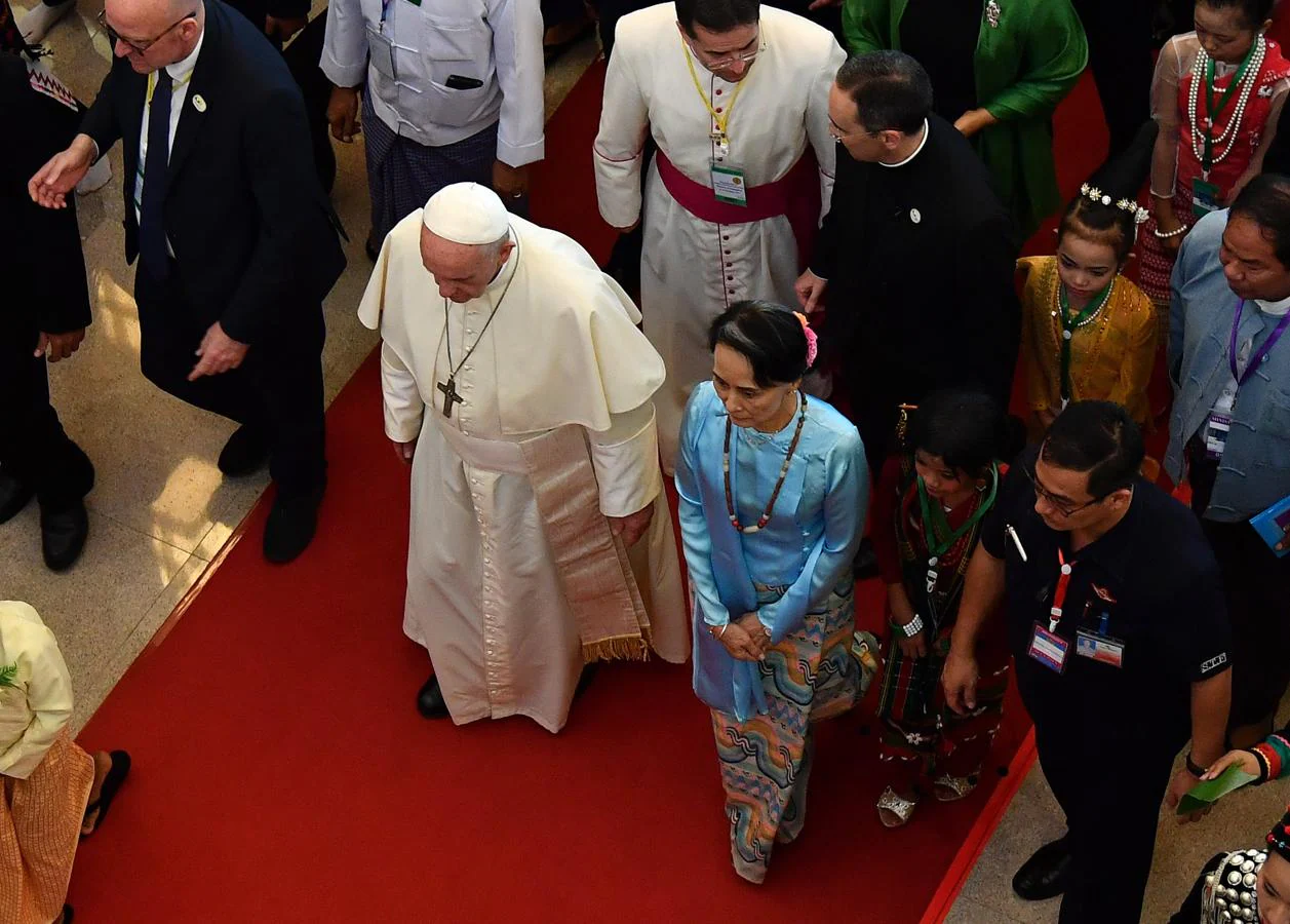 El Papa pasea con la Premio Nobel de la Paz Aung San Suu Kyi. 