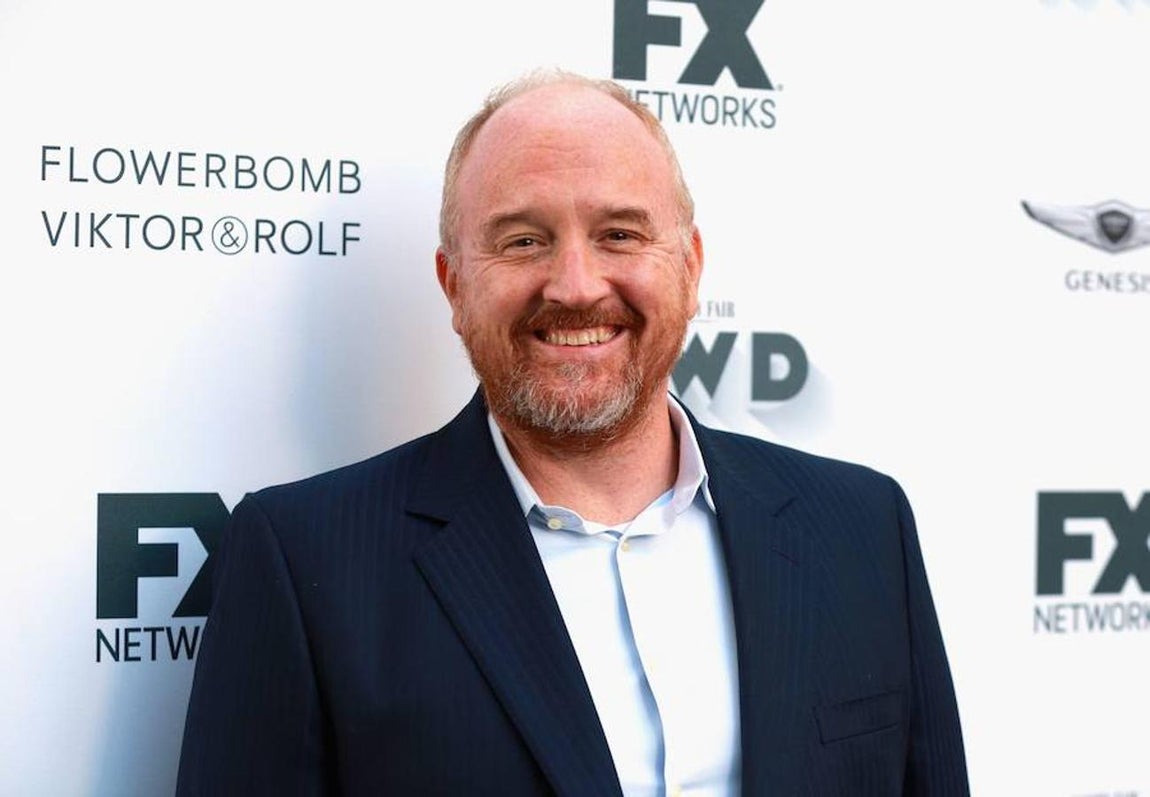 Louis C.K.. Cinco mujeres han acusado al cómico estadounidense de conducta sexual indebida, en una información publicada este jueves por The New York Times. Dos de ellas, las cómicas Dana Min Goodman y Julia Wolov, dijeron al periódico que Louis C.K. se desnudó y masturbó frente a ellas en el año 2002, después de invitarlas a su hotel tras una actuación.
