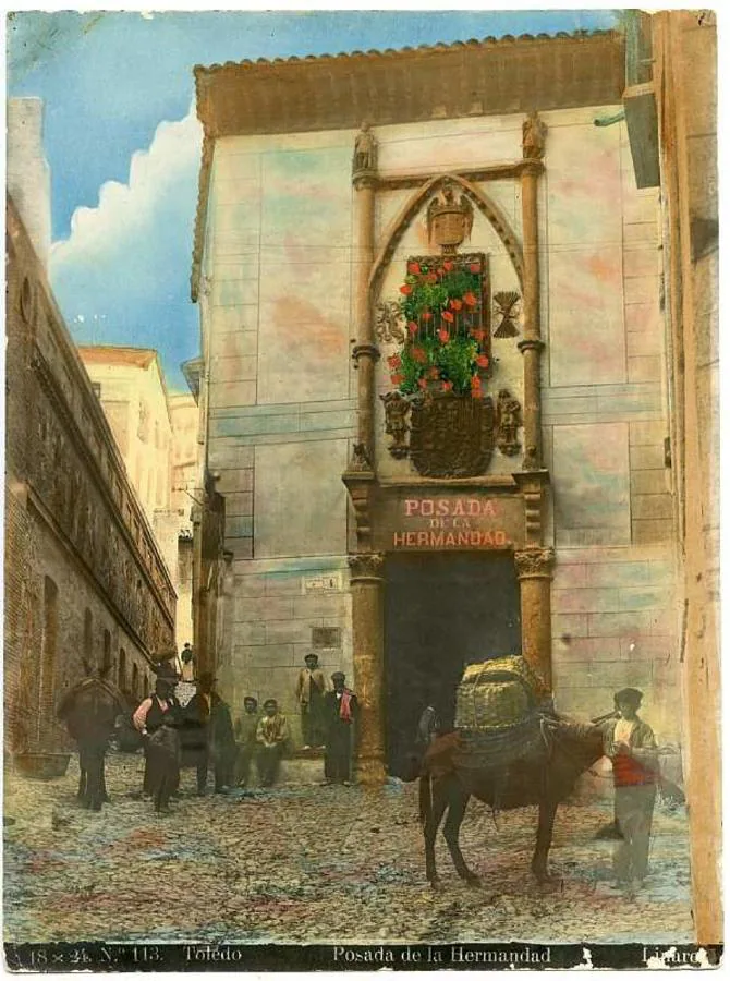 Fachada de la Posada de la Hermandad en una postal coloreada de Abelardo Linares hacia 1915. Colección Archivo Municipal de Toledo. 