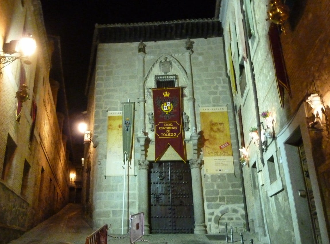 Aspecto nocturno de la Posada de la Hermanad en mayo de 2013. Foto Rafael del Cerro. 