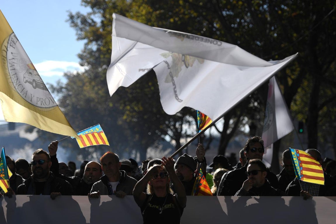 Uber y Cabify, y la regulación del Gobierno en esta materia, centran las protetas. 