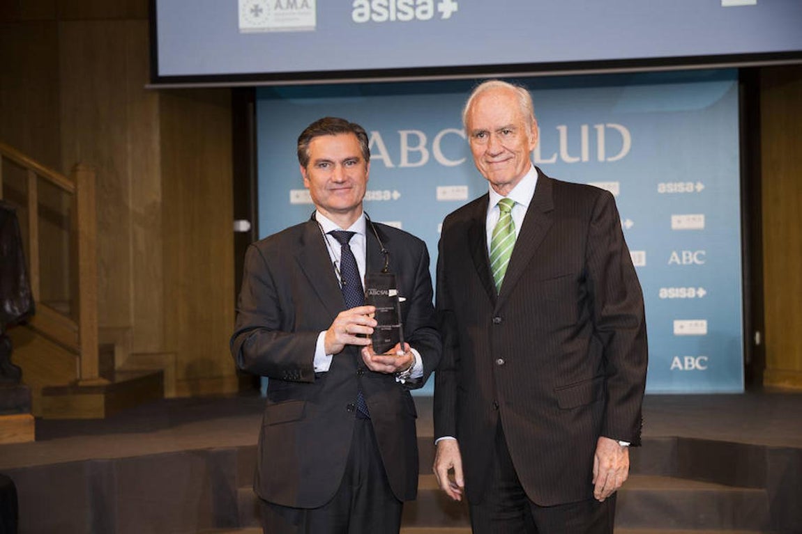 Gala de entrega de los VII Premios  ABC Salud, en imágenes. Intellisite Pathology Solution de Phillips, Premio ABC Salud a la Empresa de Tecnología Sanitaria del Año 2017. El galarodón ha sido recogido por Juan Sanabria, presidente de Philips Ibérica (izda). Le ha entregado el reconocimiento Luis Ortiz, miembro del consejo rector de Asisa.
