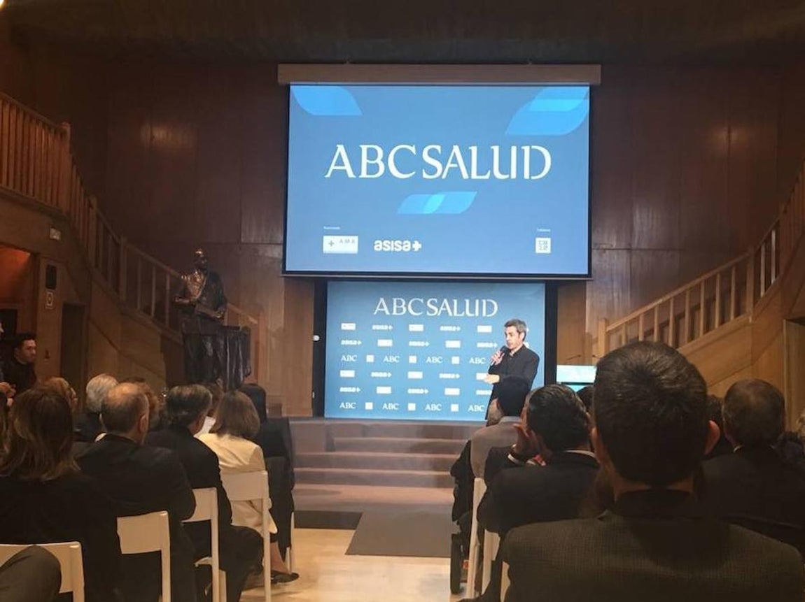 Gala de entrega de los VII Premios  ABC Salud, en imágenes. El monologuista y conferenciante Dani Delacámara ha sido el encargado de presentar el acto.