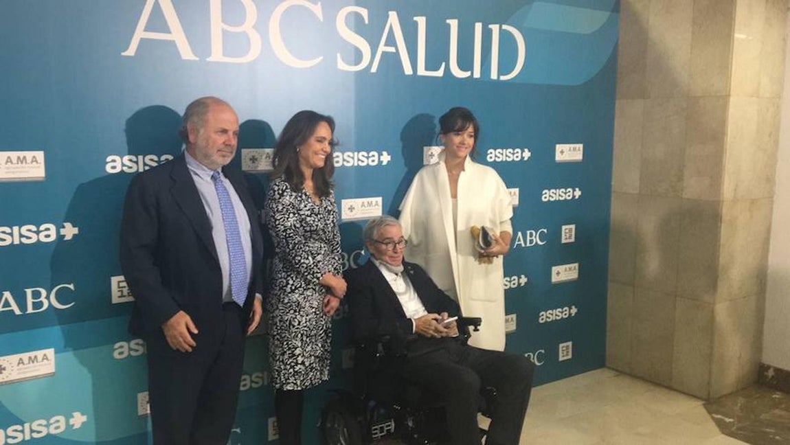 Gala de entrega de los VII Premios ABC Salud, en imágenes. En el centro de la imagen Francisco Luzon, ganador del premio a la «Fundación con fines sanitarios», por la Fundación Luzón desde la que lucha contra la ELA.