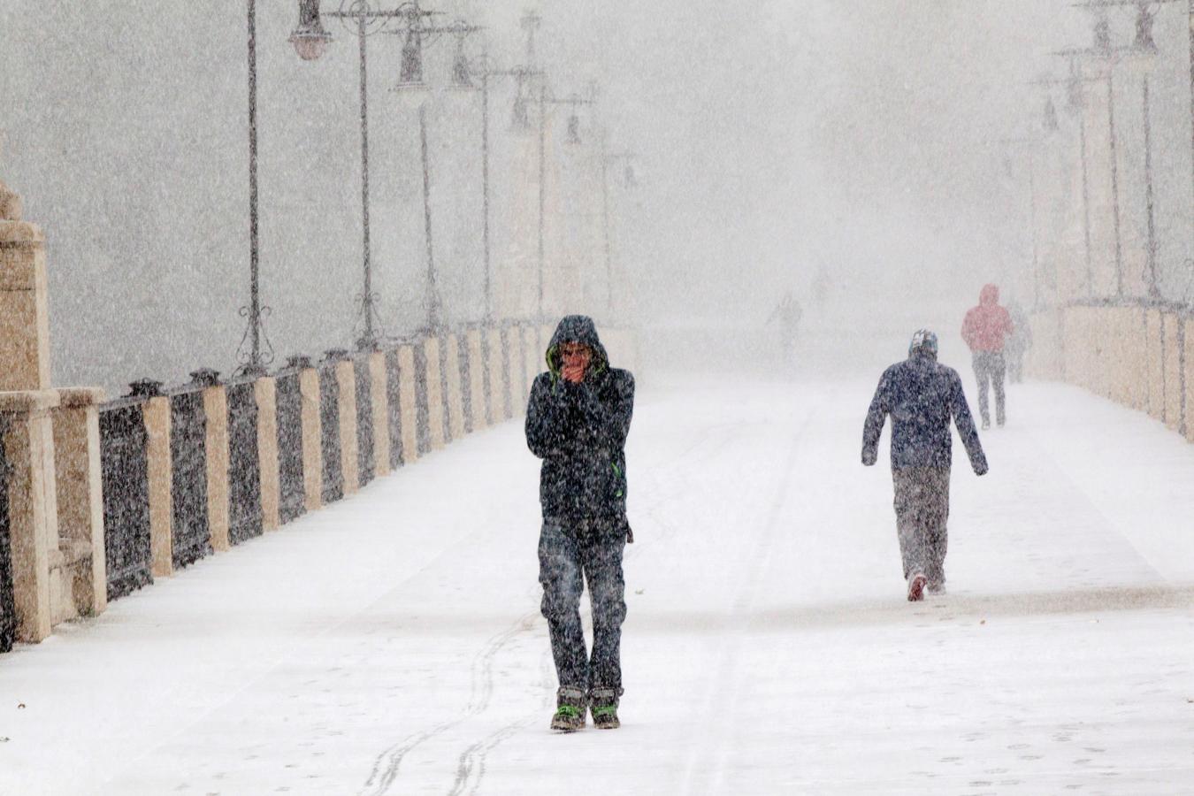 Teruel. Varias personas entre la nieve en una calle de Teruel.