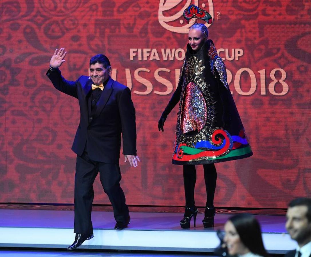 Diego Armando Maradona, a su llegada al escenario. Él ha sido una de las manos inocentes del sorteo. AFP