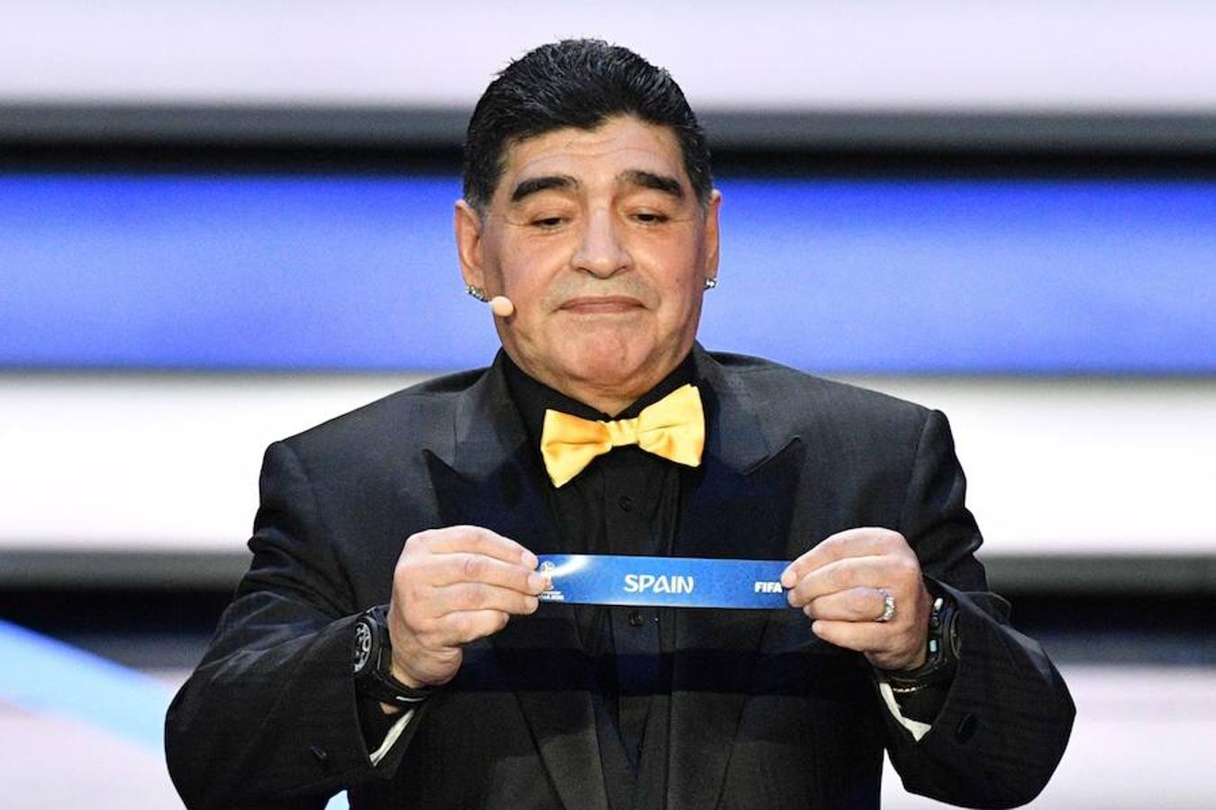 Diego Armando Maradona ha sacado el «papelito» con el nombre de España. Él nos ha mandado al grupo B. AFP