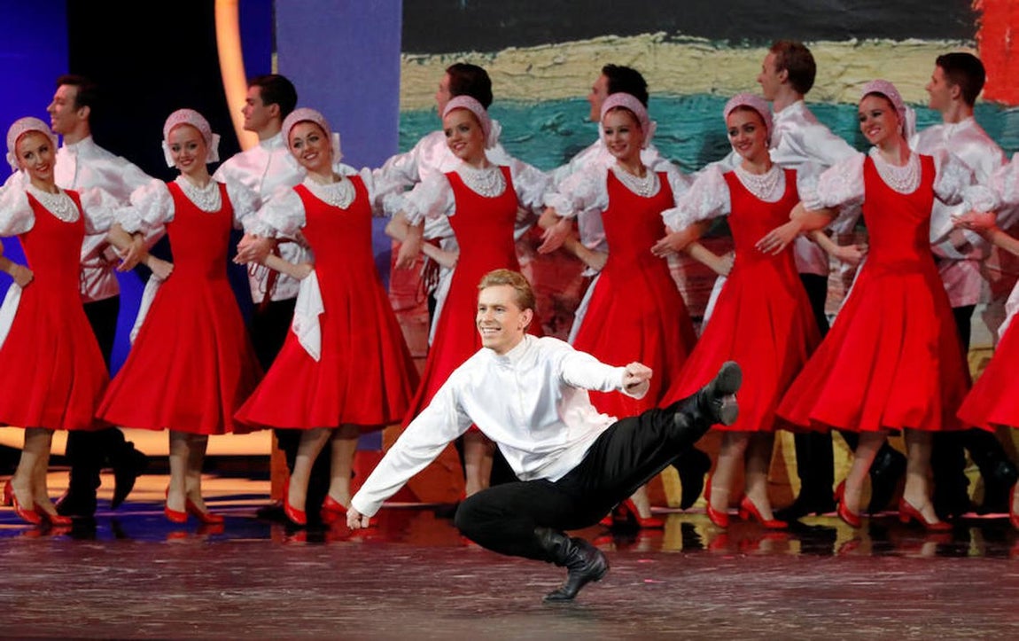 El evento ha estado amenizado por bailes típicos rusos. Reuters