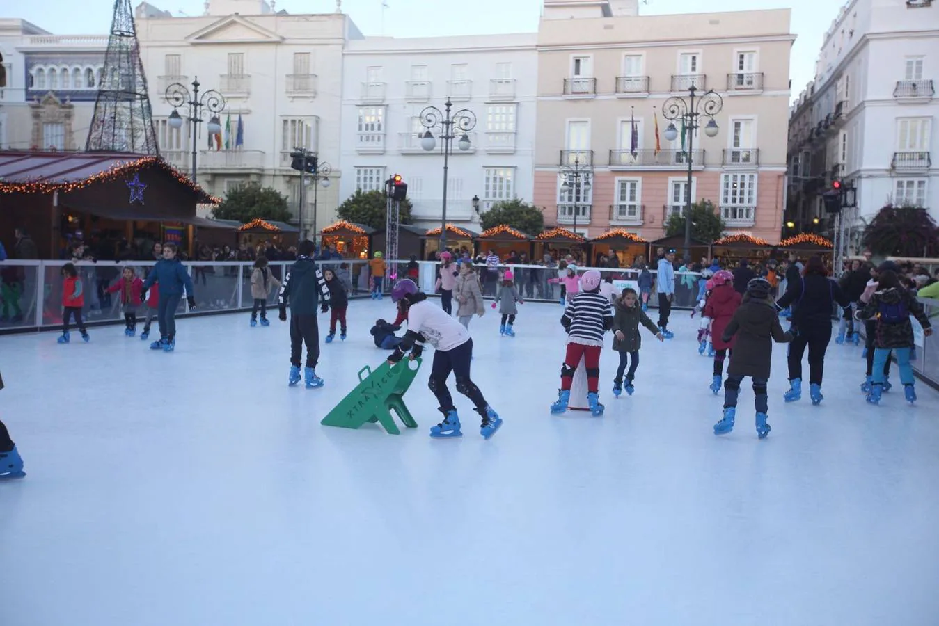Blanca Navidad en Cádiz con la pista de hielo de San Antonio