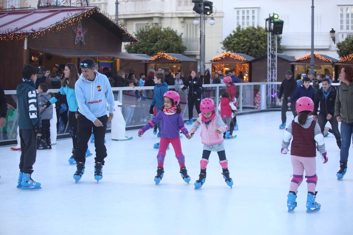 Blanca Navidad en Cádiz con la pista de hielo de San Antonio