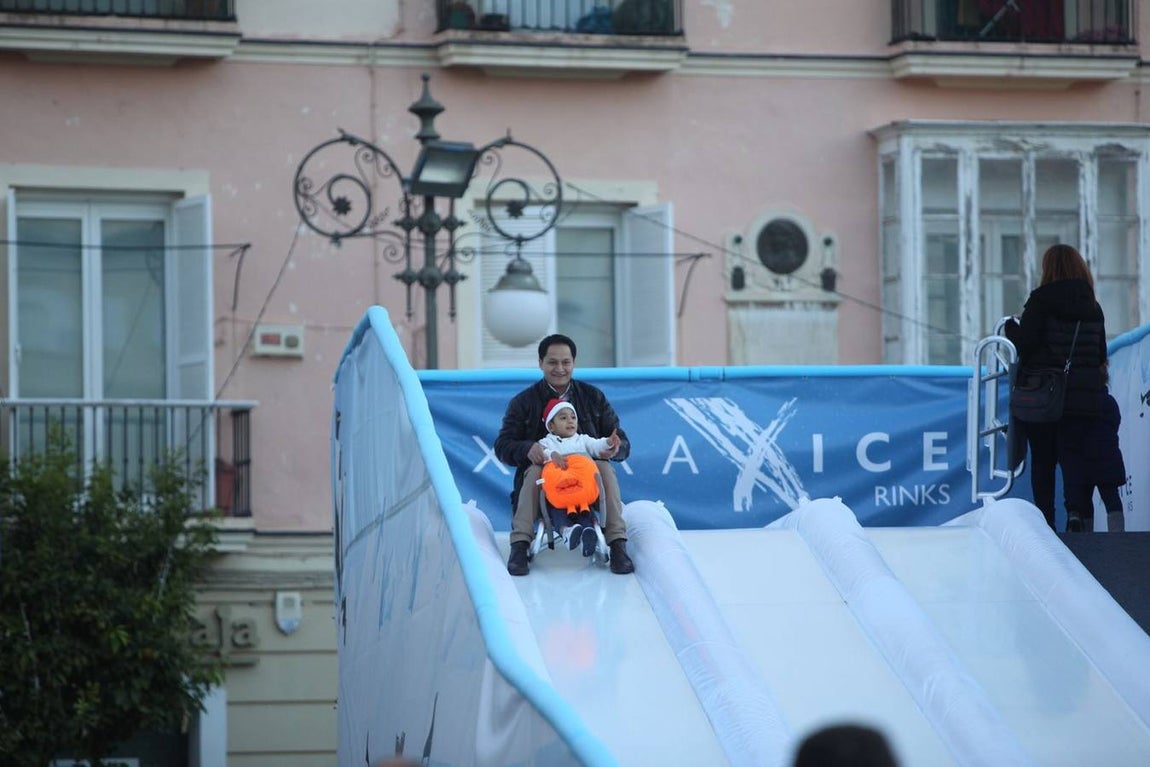 Blanca Navidad en Cádiz con la pista de hielo de San Antonio