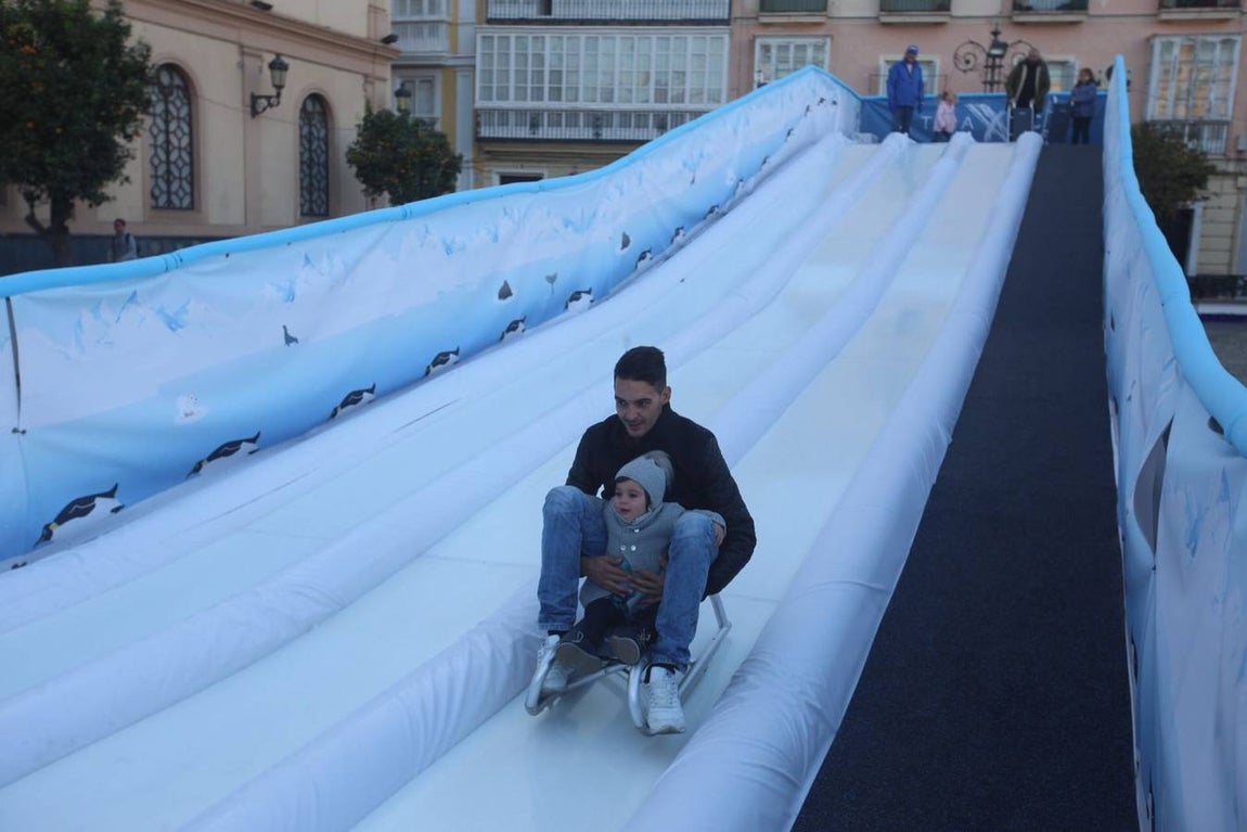 Blanca Navidad en Cádiz con la pista de hielo de San Antonio