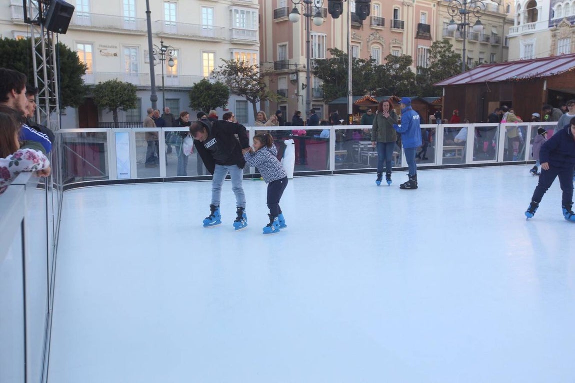 Blanca Navidad en Cádiz con la pista de hielo de San Antonio
