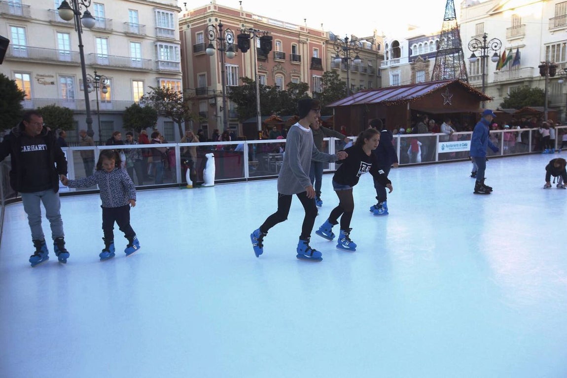 Blanca Navidad en Cádiz con la pista de hielo de San Antonio