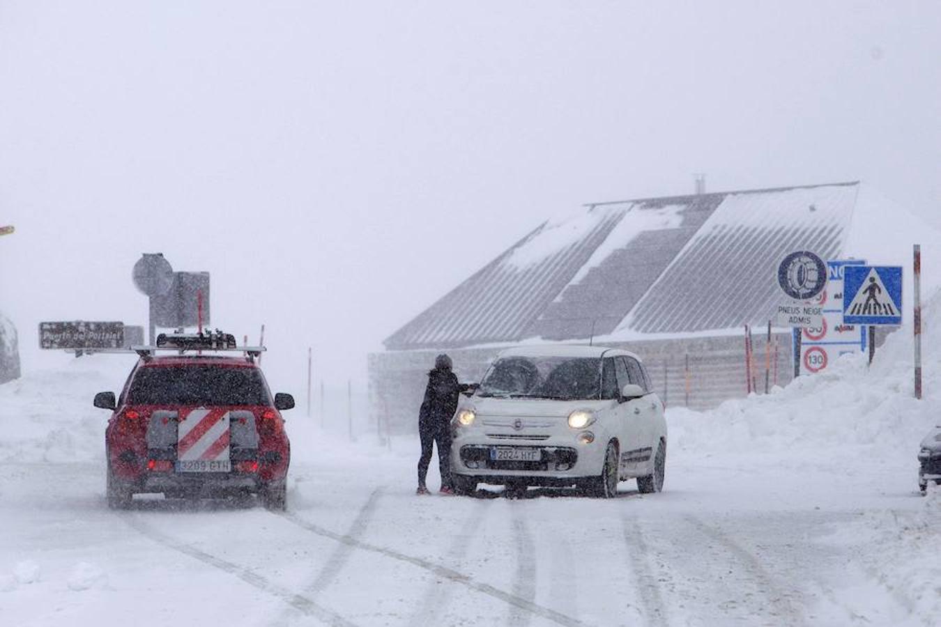 Varios coches en el paso fronterizo del Portalet entre España y Francia cubierto por la nieve. 