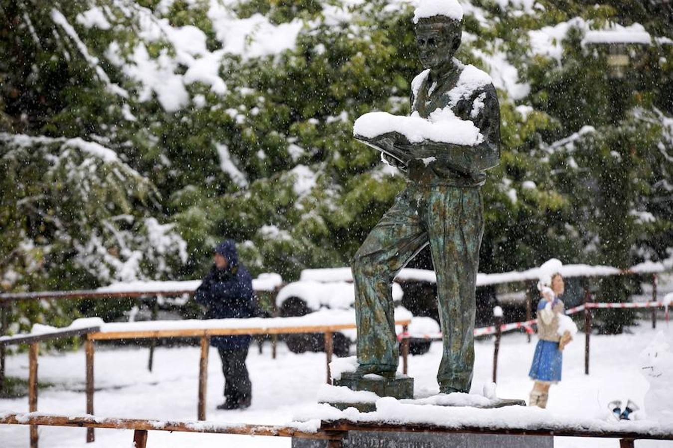 Así ha cubierto la nieve la estatua de Ignacio Aldecos del parque de la Florida de Vitoria. 