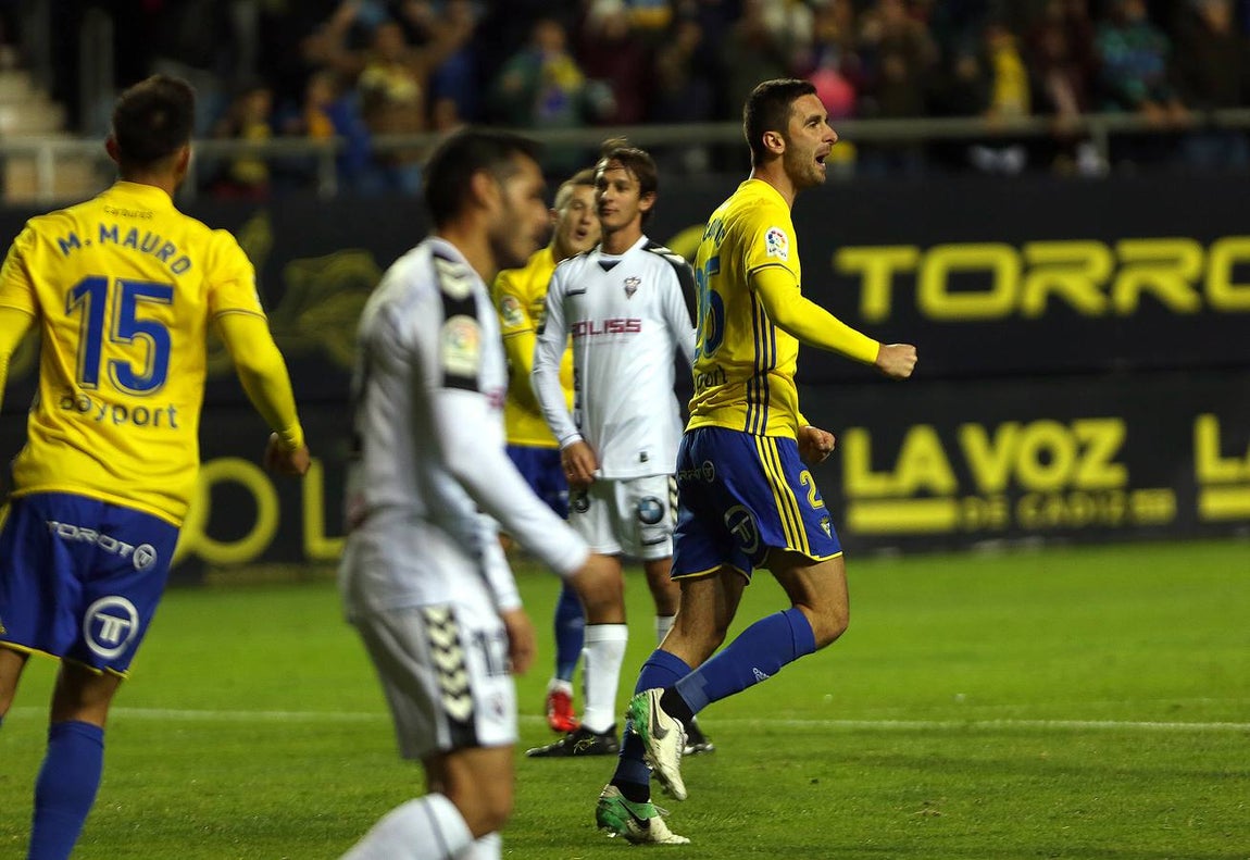 Fotos: El Cádiz se impone al Albacete en Carranza