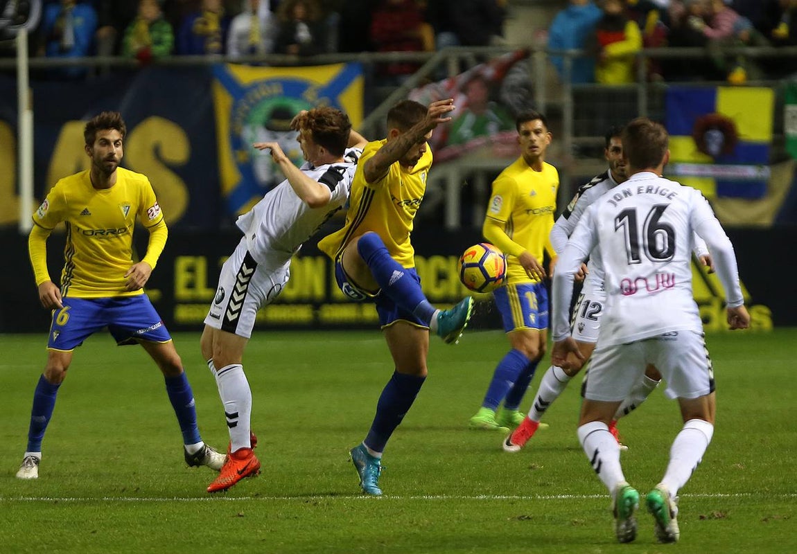 Fotos: El Cádiz se impone al Albacete en Carranza