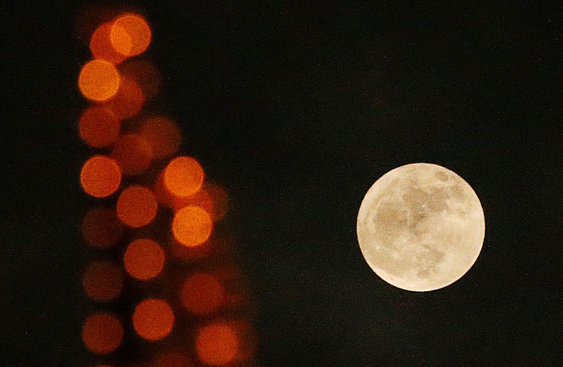 Superluna en Nantong, China. 