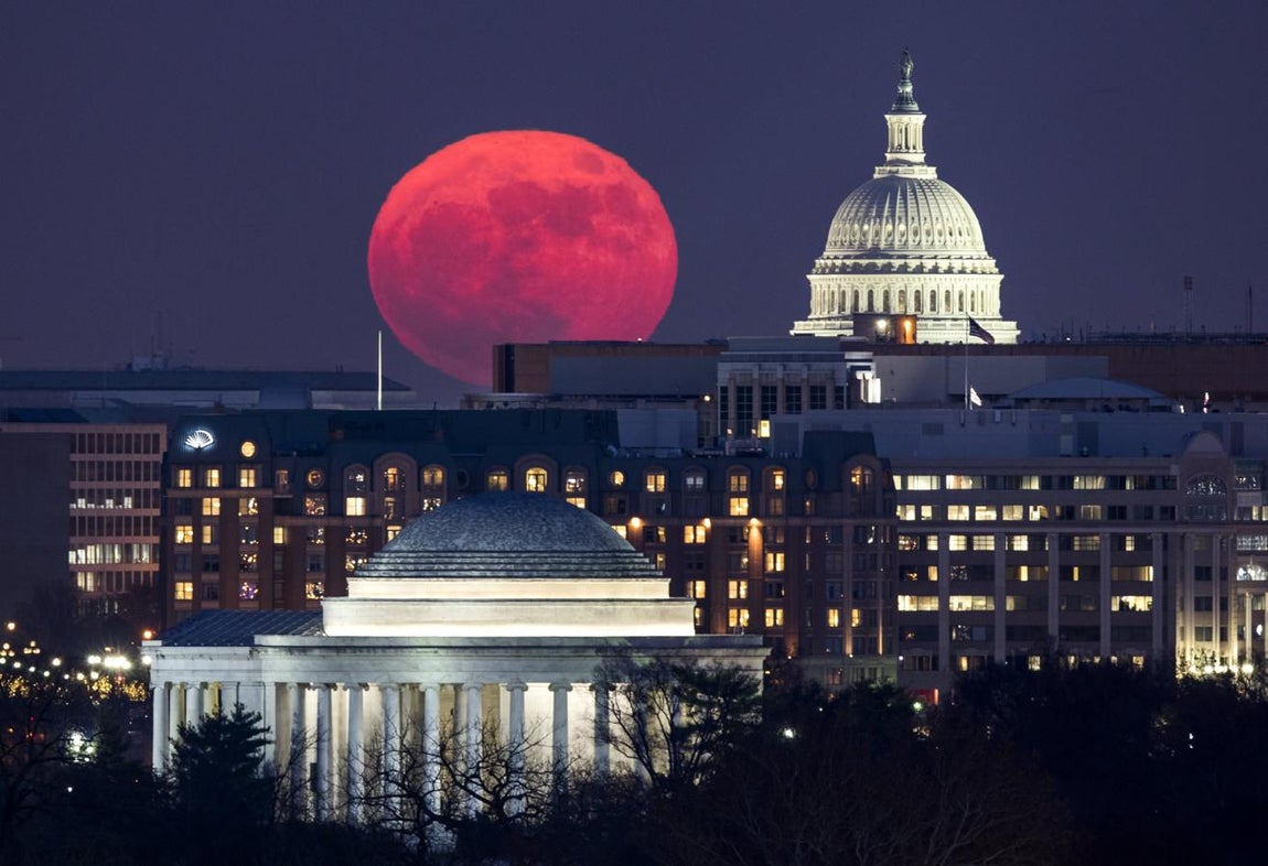 Superluna sobre el Capitolio en Washington. 