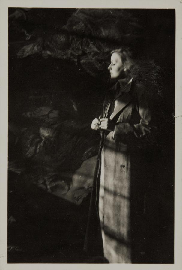 Una estrella insegura. En las cartas se leen los miedos de una mujer insegura, vulnerable, que no era capaz de confiar en sus capacidades pese al irrebatible éxito de sus interpretaciones en taquilla. Temía el fracaso de su personaje en «La reina Cristina de Suecia», uno de sus papeles más icónicos: «Todo salió mal. Estoy hecha a medias con Cristina y a medias la dejaré cuando esté terminada».La preocupaba cómo se acogería «Camille» en su tierra. También lamentó que «Ninotchka», hoy considerada una película de culto, «no fuese lo suficientemente buena». También expresaba su decepción tras el rodaje de «La mujer de las dos caras», su última película