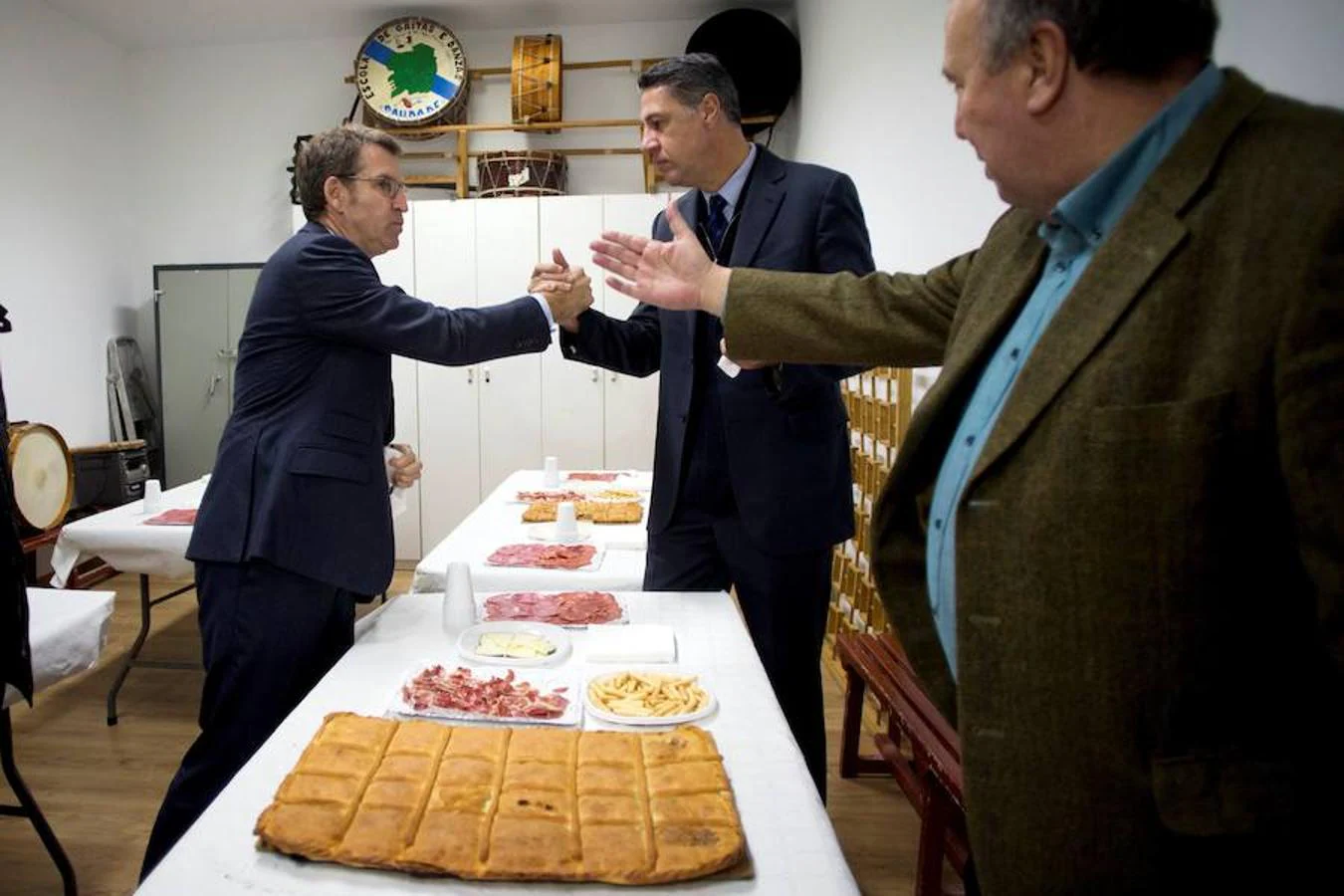 El candidato popular, Xavier García Albiol, ha visitado el centro gallego en Barcelona en compañía del presidente de Galicia, Alberto Núñez Feijoo.. 