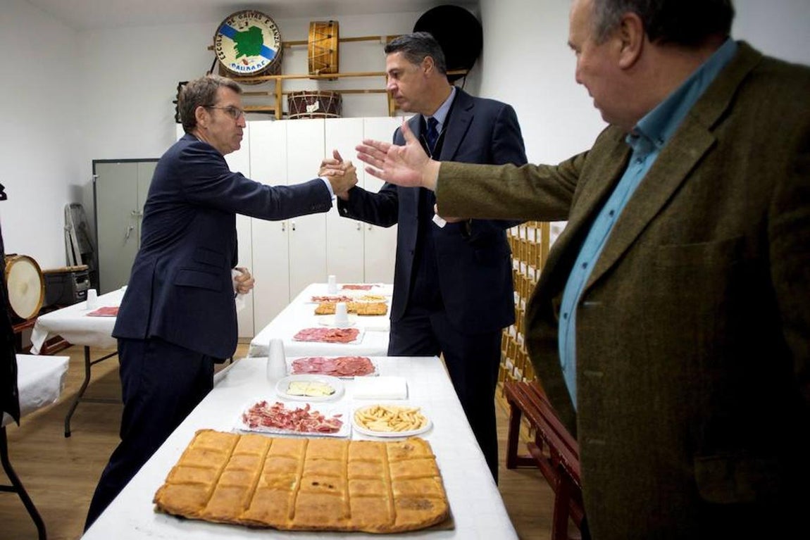 El candidato popular, Xavier García Albiol, ha visitado el centro gallego en Barcelona en compañía del presidente de Galicia, Alberto Núñez Feijoo.. 