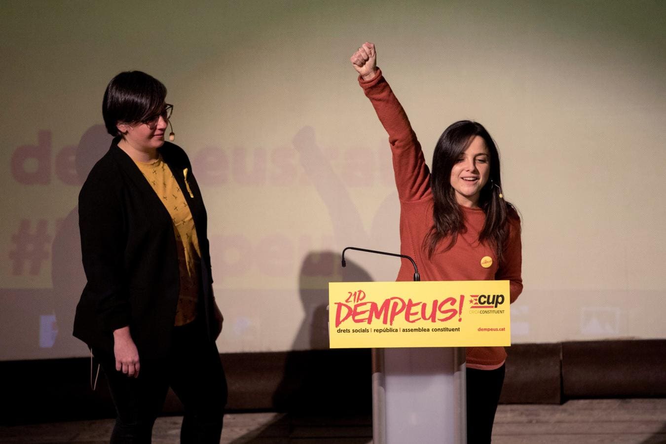 Las candidatas de la CUP, Maria Sirvent (dcha) y Mireia Boya (izda), durante el acto electoral que la CUP ha celebrado en el Teatre Principal de Lleida.. 