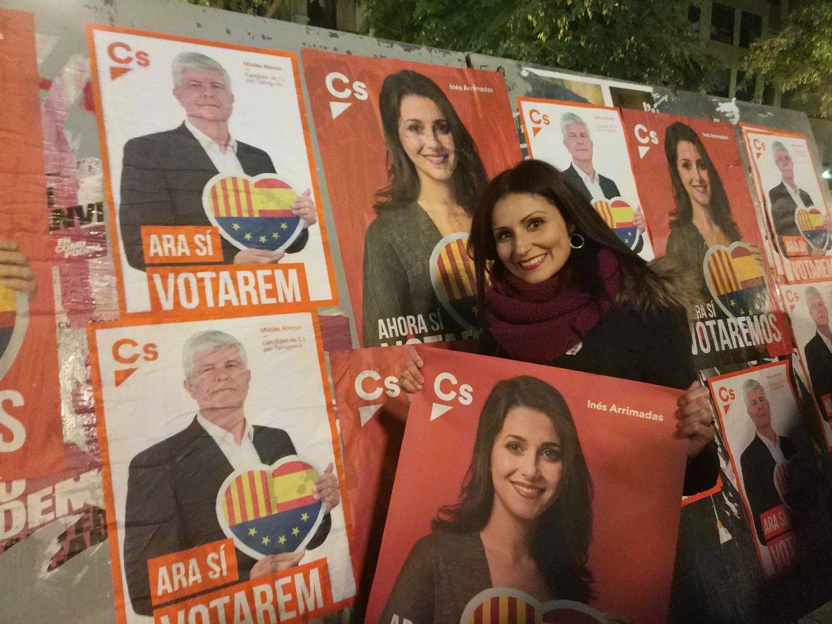 La diputada de Ciudadanos Lorena Roldán, con carteles electorales de su partido. 