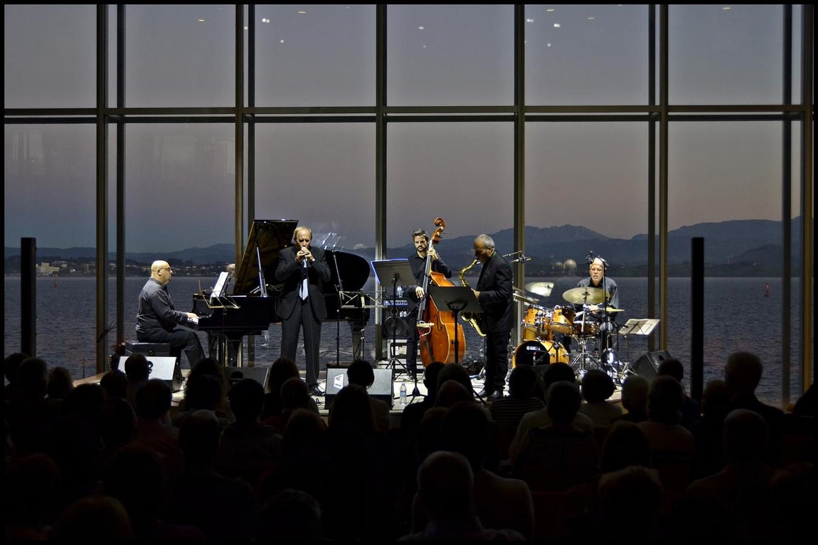 RELÁJATE E INSPÍRATE ASISTIENDO A UN CONCIERTO, UNA PERFORMANCE O UN ESPECTÁCULO DE ARTES ESCÉNICAS EN EL AUDITORIO CON VISTAS AL MAR. Reserva ya tu entrada y evita colas: <a href="http://www.centrobotin.org/comprar-entrada-centro-botin/?utm_medium=display&amp;utm_source=abclistadocultura&amp;utm_campaign=Entradas&amp;utm_content=entradas&amp;utm_term=spanish" target="_blank">www.centrobotin.org</a>. 