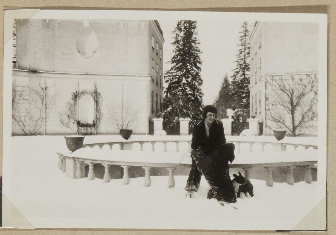 Material inédito. Greta Garbo, parecía haberse evaporado en 1941. «La mujer que no reía» renunció a la vida pública, a su carrera cinematográfica, a su fama e incluso declinó el Óscar honorífico. A finales de 1980 un fan distinguió sus facciones en el rostro de una anciana. «¿Usted es Greta Garbo?», le pregunto. «Yo fui Greta Garbo», sentenció la diva.La subasta tendrá lugar en Londres el 12 de diciembre y promete arrancar un velo a la intimidad de la enigmática actriz.