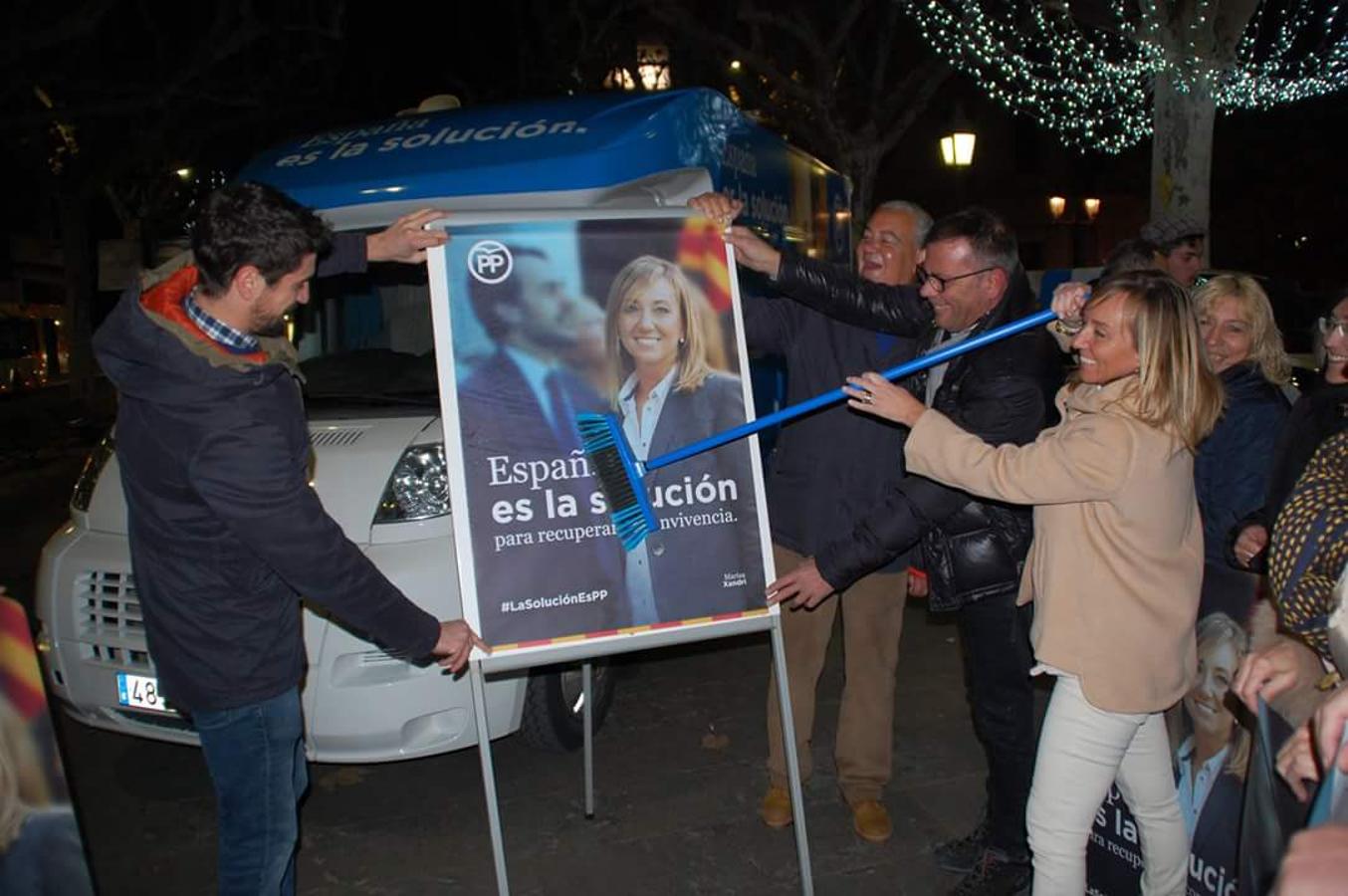 En Lleida, los miembros del PPC salieron a la calle para defender a su candidata Marisa Xandri. 