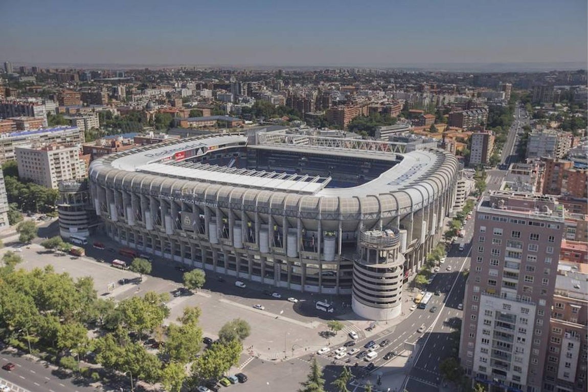 El Santiago Bernabéu, a principios de siglo, ya techado en su totalidad. 