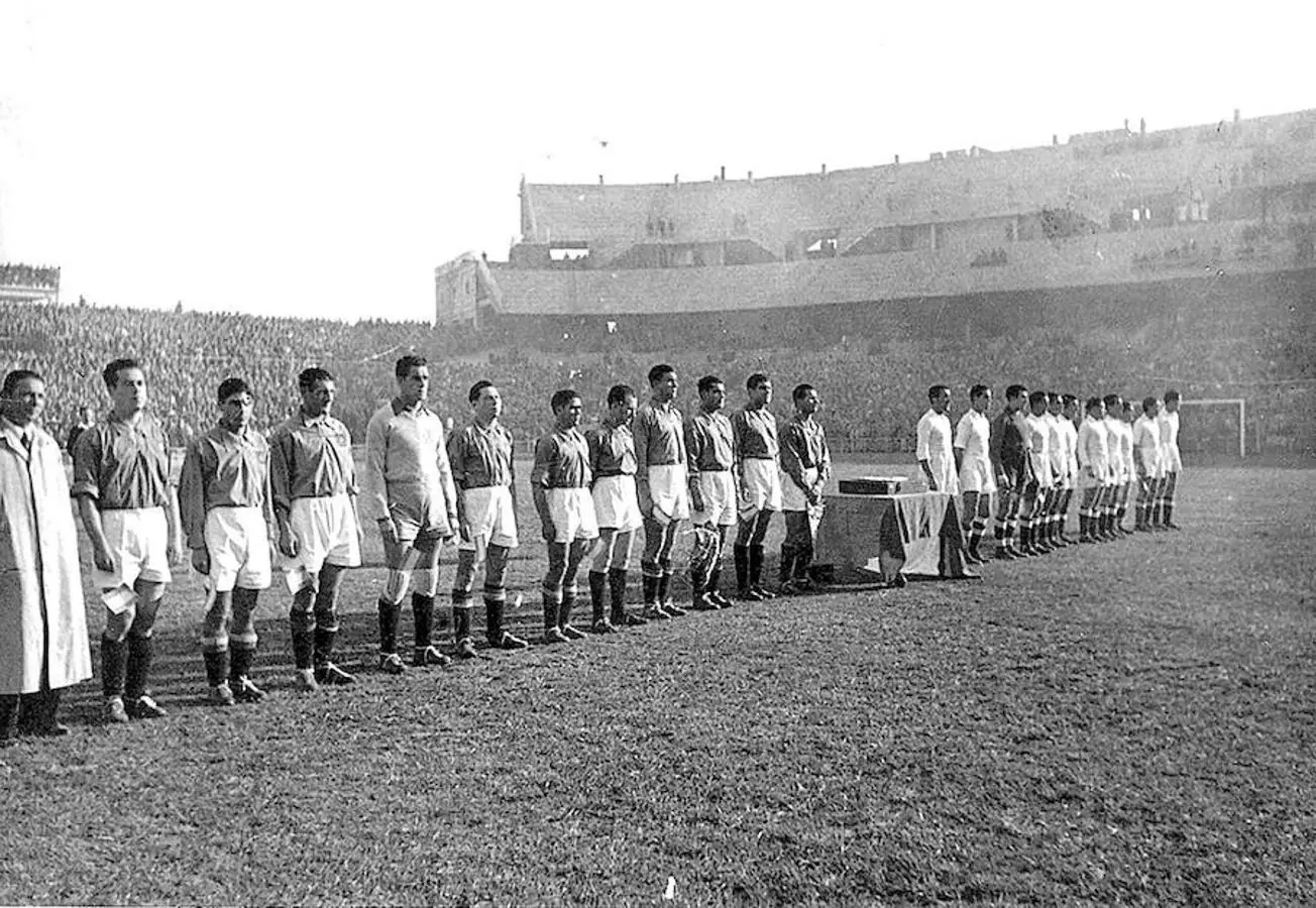Real Madrid y Os Belenenses, partido inaugural del Santiago Bernabéu, el 14 de diciembre de 1947. 