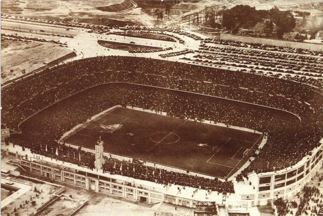 El Estadio Santiago Bernabéu, en 1947, con el Paseo de la Castellana como una avenida de tierra. 