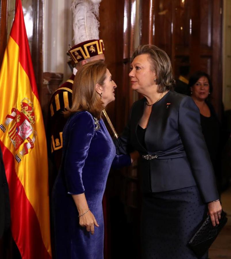 La presidenta de la Cámara Baja, Ana Pasto, saluda a la expresidenta del Congreso Luisa Fernada Rudi, durante la recepción que se celebra en el Congreso de los Diputados. 