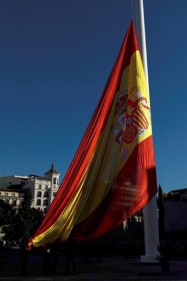 Los presidentes del Congreso, Ana Pastor, y del Senado, Pío García Escudero, presiden el solemne izado de la bandera nacional en la Plaza de Colón de Madrid. 